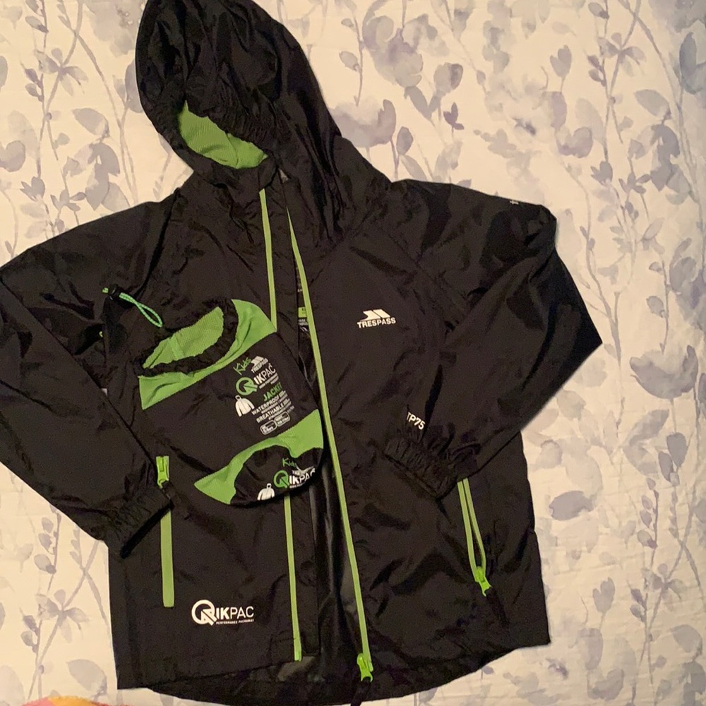Kids Qikpac Trespass waterproof jacket sz 5/6
